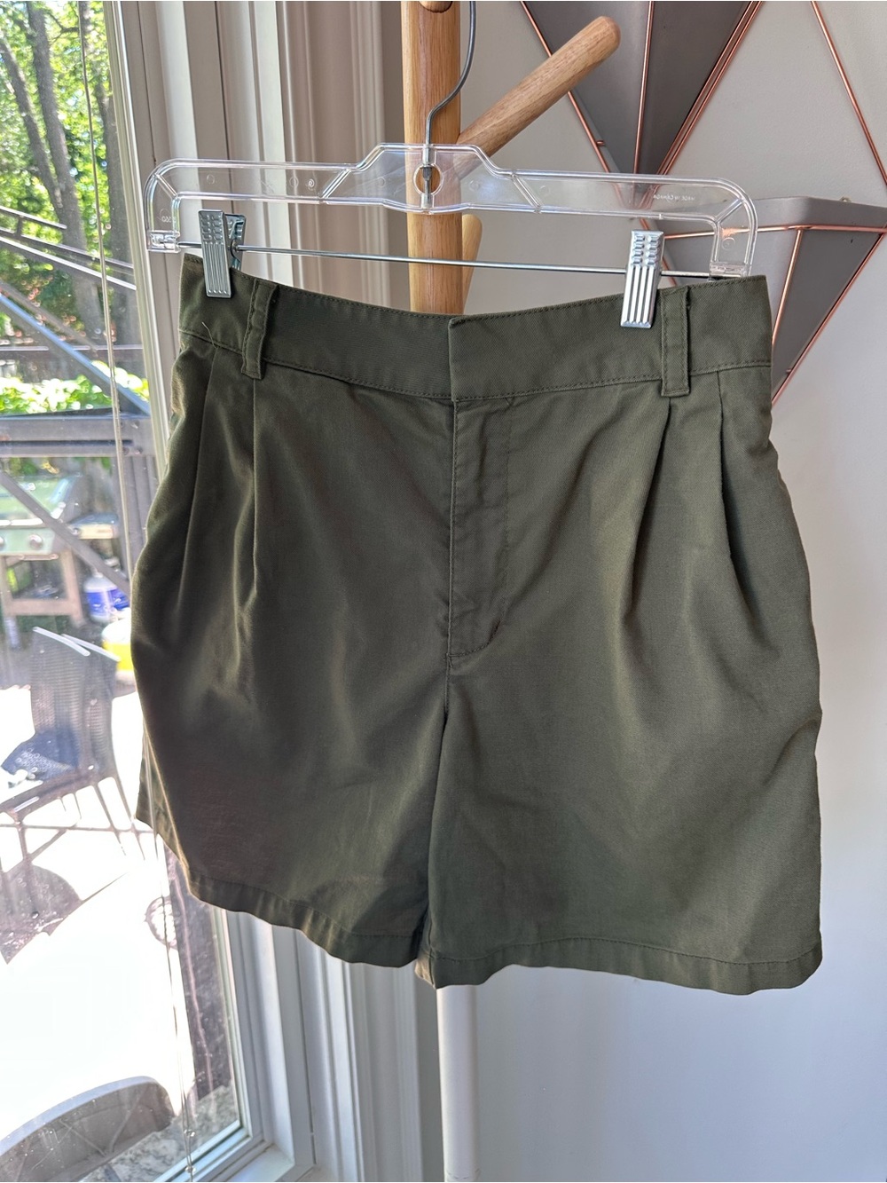 TNA ARITZIA Women’s Olive Green Pleated Casual Shorts Quiet Luxury Cotton Size 4